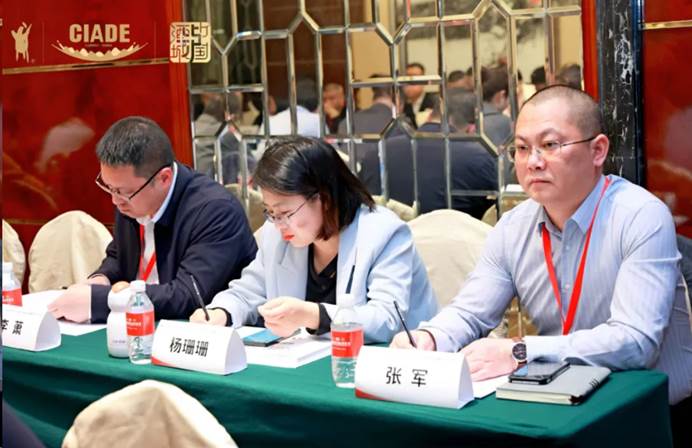 一群人在桌子前 中度可信度描述已自动生成